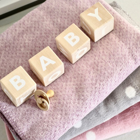 Kuschelige Babydecken malve rosa grau Holzbuchstaben